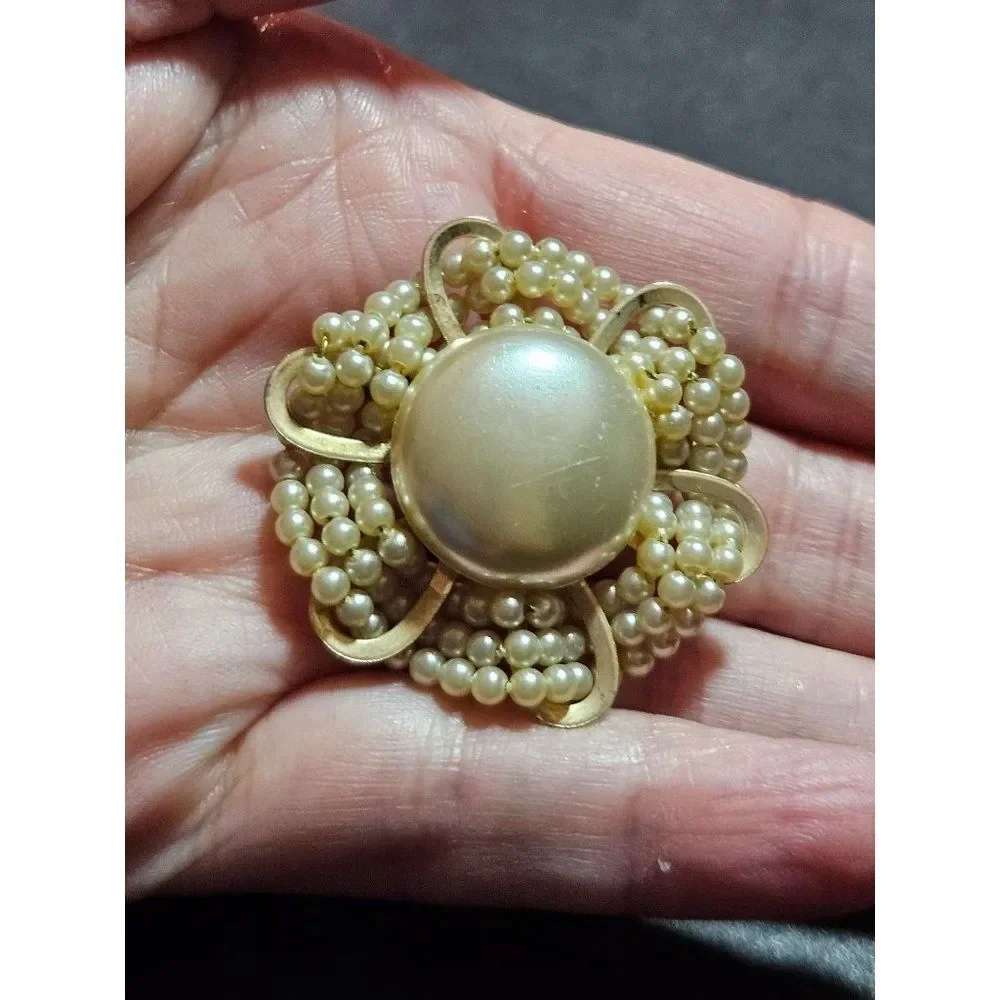 Gold tone vintage faux pearl brooch round